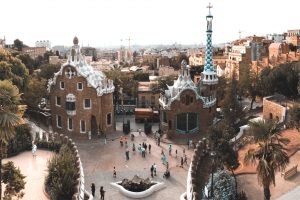 Panoramic_view_of_the_entrance_to_the_Park_Güell.